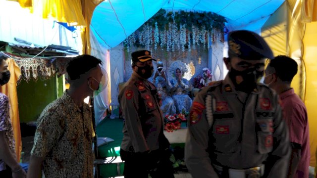 Tamu Undangan Tak Jaga Jarak dan Menu Prasmanan, Polisi Bubarkan Resepsi Pernikahan di Makassar