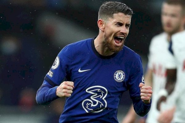 Jadi Pemain Terbaik Eropa, Selangkah Lagi Jorginho Rebut Ballon d&#8217;Or dari Tangan Messi