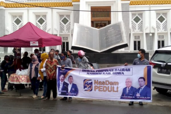 Kompaknya Pengurus DPD dan Fraksi NasDem Gowa saat Bagikan Paket Makanan di Depan Masjid Syekh Yusuf