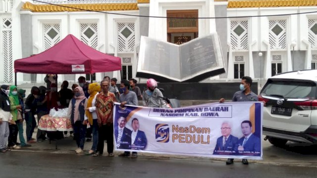 Kompaknya Pengurus DPD dan Fraksi NasDem Gowa saat Bagikan Paket Makanan di Depan Masjid Syekh Yusuf