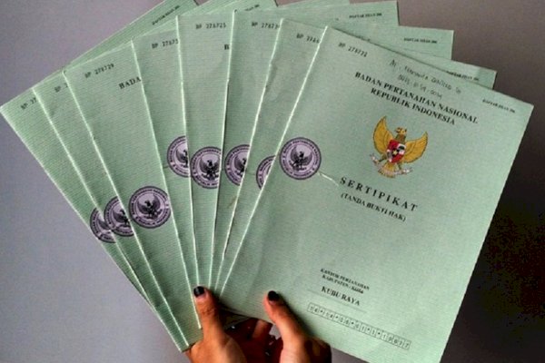 Pemkab Takalar Teriman Sertifikat PTSL