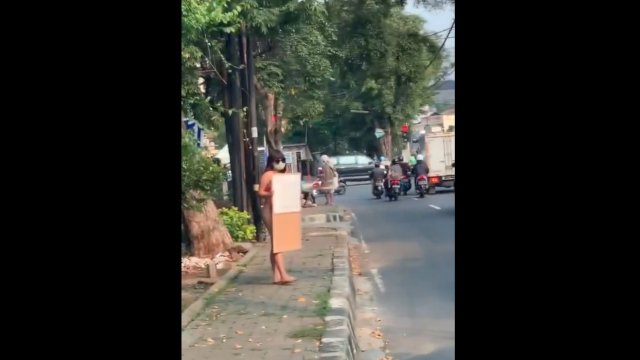 Tangkapan layar video DJ Dinar Candy turun ke jalan sambil berbikini.