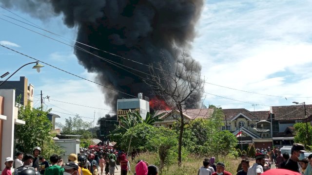 (Asap hitam membumbung tinggi dalam kebakaran di Jalan Kumala, Makassar, Rabu 11 Agustus 2021)