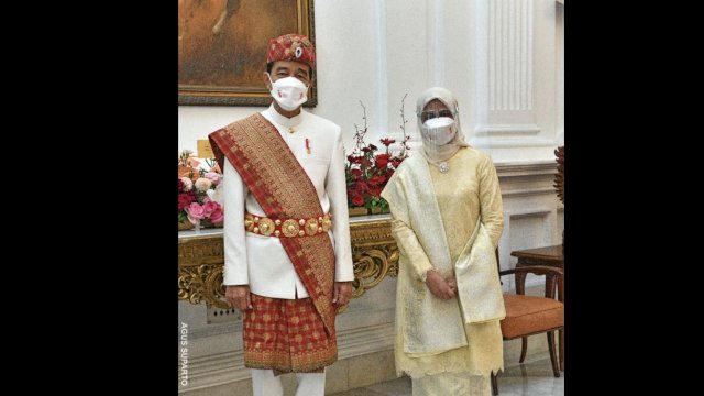 Presiden RI, Joko Widodo dan ibu negara Iriana Joko Widodo, mengenakan baju adat Pepadun dari Lampung.