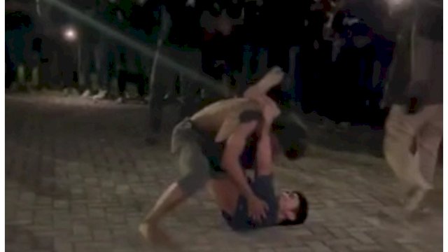 Tangkapan layar aksi berbahaya pertarungan jalanan alias “Makassar Street Fighter” yang viral. 