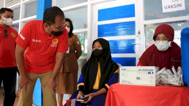 Walikota Makassar, Danny Pomanto, menghadiri vaksinasi pelajar di SMPN 24 Makassar, Jalan Baji Gau, Selasa (30/8/2021).