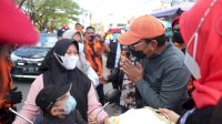 Walikota Danny Turun ke Jalan Bagi 7.600 Masker Buat Pengendara