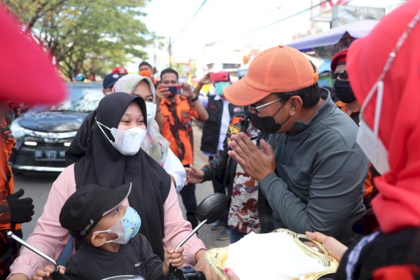 Walikota Danny Turun ke Jalan Bagi  7.600 Masker Buat Pengendara