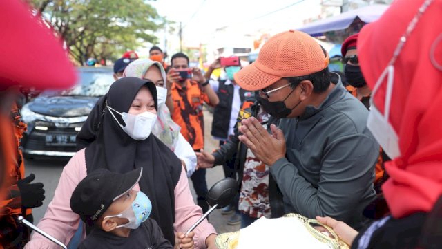 Walikota Danny Turun ke Jalan Bagi 7.600 Masker Buat Pengendara