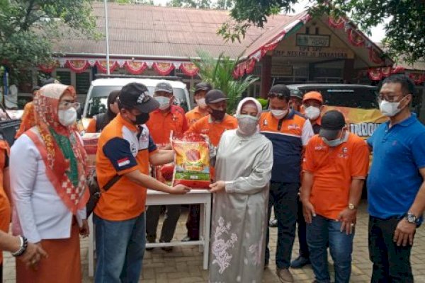 Ringankan Beban Masyarakat Disaat Pandemi Covid, Bunda Paud Makassar Bersama Komunitas Golorong Gelar Bakti Sosial