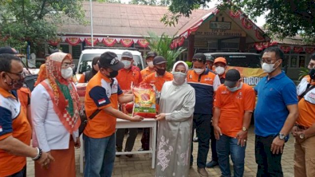 Bunda Paud Kota Makassar, Indira Yusuf Ismail saat melakukan bakti sosial.