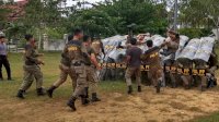 Hanya Gara-gara Nasi Kotak, 2 Anggota Satpol PP Baku Hantam di Lapangan