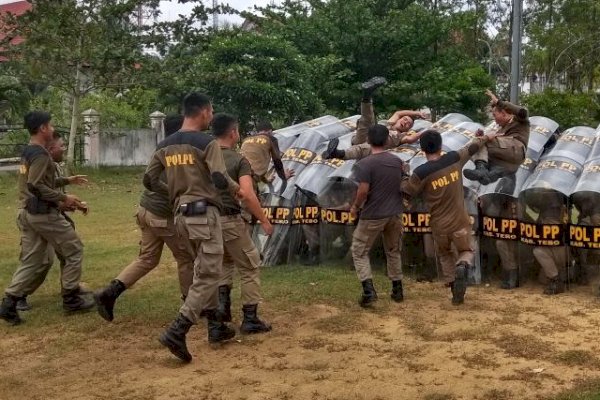 Hanya Gara-gara Nasi Kotak, 2 Anggota Satpol PP Baku Hantam di Lapangan