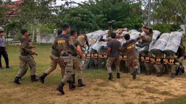 Hanya Gara-gara Nasi Kotak, 2 Anggota Satpol PP Baku Hantam di Lapangan