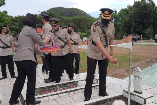 Sambut Hari Bhayangkara ke-75, Kapolres Pangkep Bersama Jajaran Ziarah Taman Makam Pahlawan Manggilu