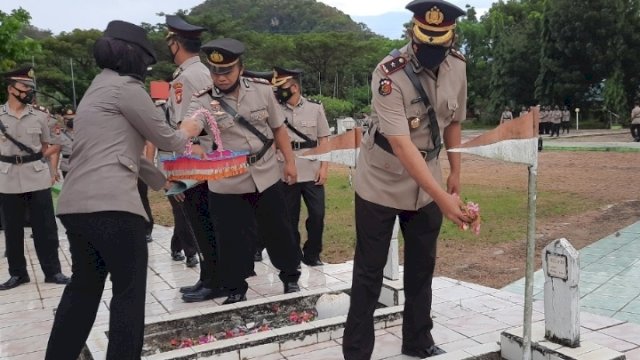 Sambut Hari Bhayangkara ke-75, Kapolres Pangkep Bersama Jajaran Ziarah Taman Makam Pahlawan Manggilu