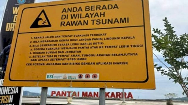 Papan informasi Tsunami, yang diletakan di pantai Mamuju, Sulbar.