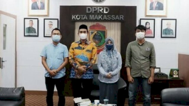 Ketua DPRD Makassar Rudianto Lallo, saat menerima kunjungan Pengurus Walhi Sulteng di ruang kerjanya, Senin (30/8/2021).