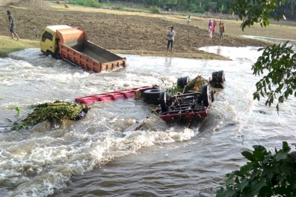 Mencekam, Sejumlah Truk Tambang Pasir di Bone Sulsel Terbawa Arus Sungai