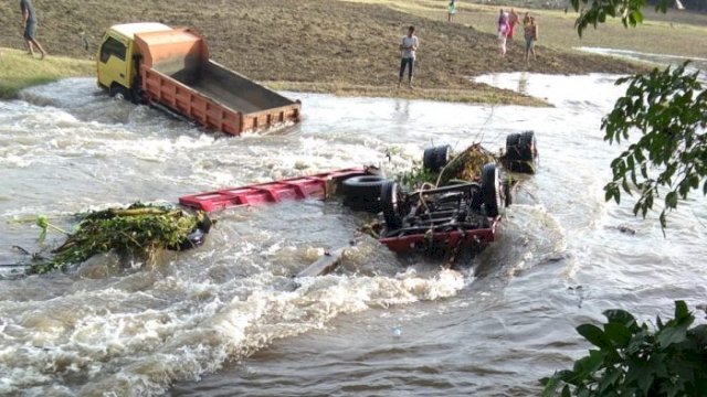 Mencekam, Sejumlah Truk Tambang Pasir di Bone Sulsel Terbawa Arus Sungai