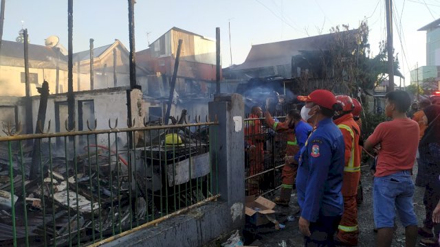 Rumah warga yang hangus terbakar di Kota Makassar.