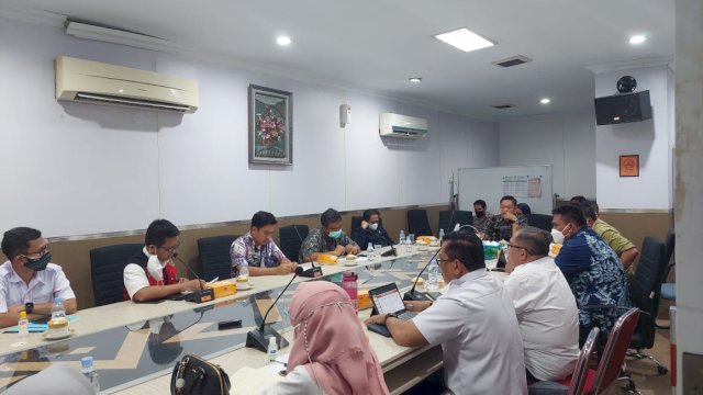 Ketua Komisi C DPRD Kota Makassar Abdi Asmara, saat memimpin langsung RDP terkait proyek IPAL, Kamis (5/8/2021).