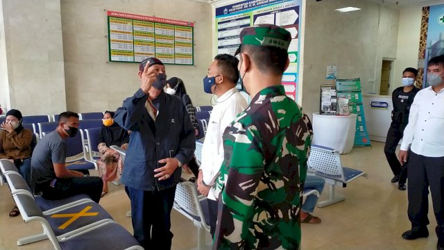 Bupati Bantaeng, Ilham Syah Azikin bersama Forkopimda saat memantau jalannya vaksinasi ketiga untuk para tenaga kesehatan di RSUD Prof Anwar Makkatutu Bantaeng, Jum'at (6/8/2021).