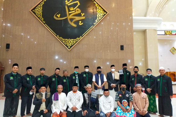 Ilham Azikin Sholat Subuh dengan Da’i Muda Bantaeng