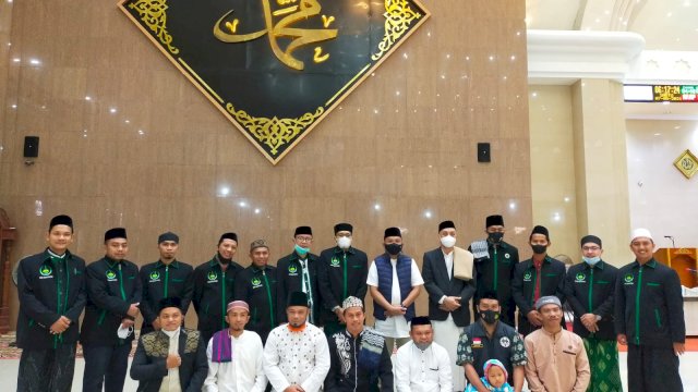 Ilham Azikin Sholat Subuh dengan Da&#8217;i Muda Bantaeng