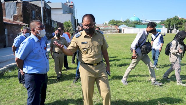 Wali Kota Danny, didampingi Direktur Keuangan Perumda Air Minum Kota Makassar Asdar Ali, saat melakukan peninjauang RTH.