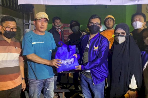 Nasdem Milenial Sulsel Malam-malam Datang Beri Semangat dan Santuni Korban Kebakaran yang Hanguskan 95 Rumah di Makassar