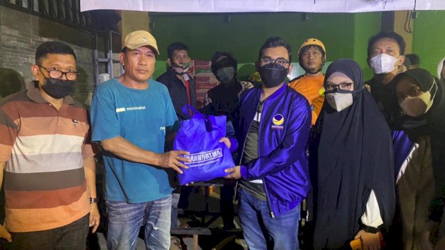 NasDem Milenial Sulsel saat memberikan bantuan kepada warga yang terdampak kebakaran hebat di Makassar Sulsel.