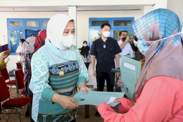 Peduli, Wawali Fatmawati Rusdi Beri Bantuan Alsintan Kepada Kelompok Tani di 15 Kecamatan
