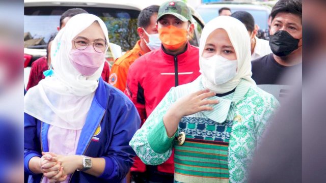 Ketua DPD NasDem Kota Makassar Rachmatika Dewi alias Cicu, bareng Wakil Wali Kota Makassar, Fatmawati Rusdi yang datang langsung memberikan bantuan kepada korban kebakaran di Kota Makassar.