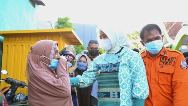 Wakil Wali Kota Makassar Fatmawati Rusdi, memberikan semangan dan bantuan kepada warga yang terkena dampak bencana di Kota Makassar, Sulsel.