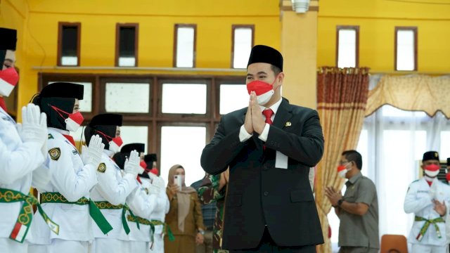 Bupati Pangkep, Muhammad Yusran Lalogau(MYL) saat mengukuhkan Paskibraka tingkat kabupaten Pangkep, Senin (16/08/2021).