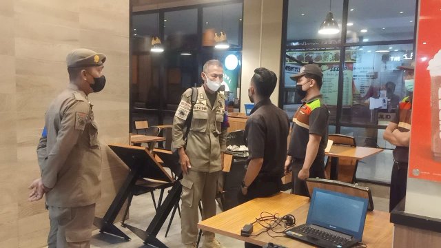 Satpol PP Makassar, memberikan teguran keras kepada pihak Burger KIng Mall Pannakukang, yang melanggar aturan PPKM level 4.