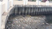 Pak Walikota! Sampah Plastik Masih Berserakan di Bibir Pantai Losari Makassar 
