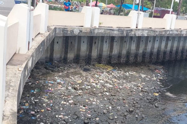 Pak Walikota! Sampah Plastik Masih Berserakan di Bibir Pantai Losari Makassar 