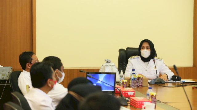 Wakil Walikota Fatmawati Rusdi yang juga selaku ketua tim tindak lanjut, membahas pelaksanaan tender APBD Kota Makassar Tahun Anggaran 2019 - 2020. Bertempat di lantai 11 kantor Balaikota Makassar. Rabu 18/8/2021.