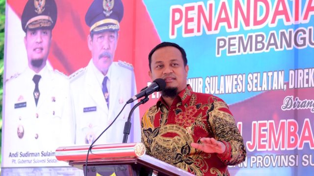 Plt Gubernur Sulawesi Selatan, Andi Sudirman Sulaiman saat meresmikan Jembatan Sungai Bangkae Ruas Jalan Lingkar SKPD, Kelurahan Bangkae, Kecamatan Watang Pulu, kabupaten Sidrap, Kamis (19/8/2021).