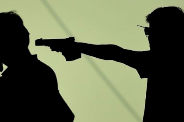 Senggolan di Jalan, Mantan Cabup Ini Langsung Todongkan Pistol ke Tukang Galon