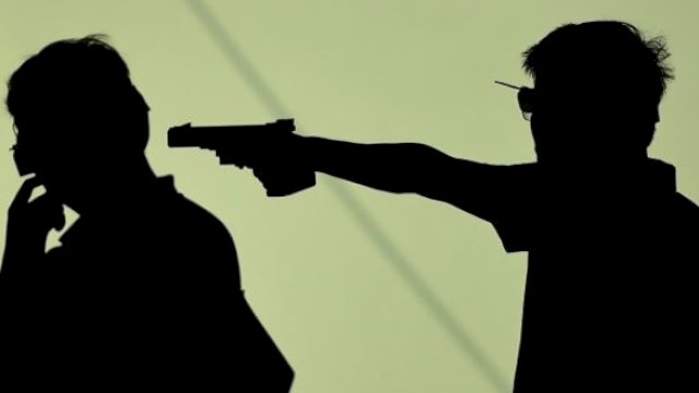 Senggolan di Jalan, Mantan Cabup Ini Langsung Todongkan Pistol ke Tukang Galon