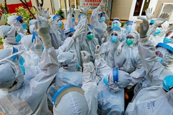 Terpapar Covid-19, Vaksinasi Tahap Ketiga Nakes di Makassar Terhambat