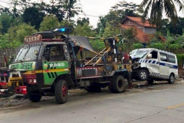 Prak, Mobil Ambulans Pembawa jenazah Covid-19 Masuk Jurang, Gara-gara Air Mineral