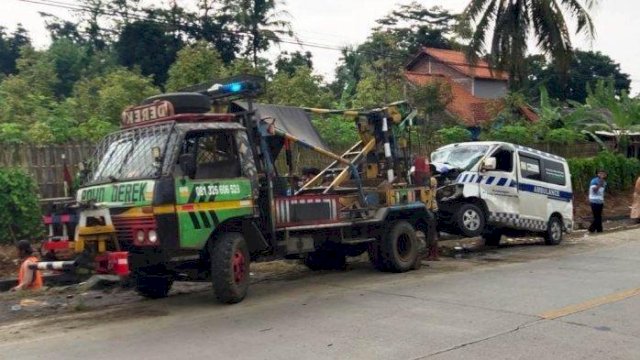 Prak, Mobil Ambulans Pembawa jenazah Covid-19 Masuk Jurang, Gara-gara Air Mineral