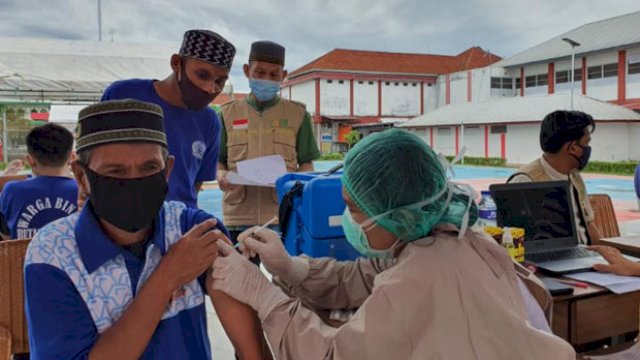 Warga binaan di Makassar, saat melakukan vaksinasi.