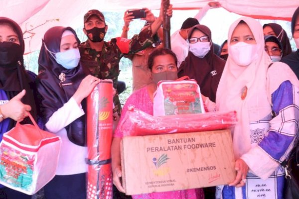 Ketua TP PKK Takalar- Dinsos Sulsel Sambangi Korban Bencana Angin Puting Beliung di Polsel