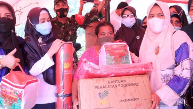 Ketua TP PKK Takalar- Dinsos Sulsel Sambangi Korban Bencana Angin Puting Beliung di Polsel