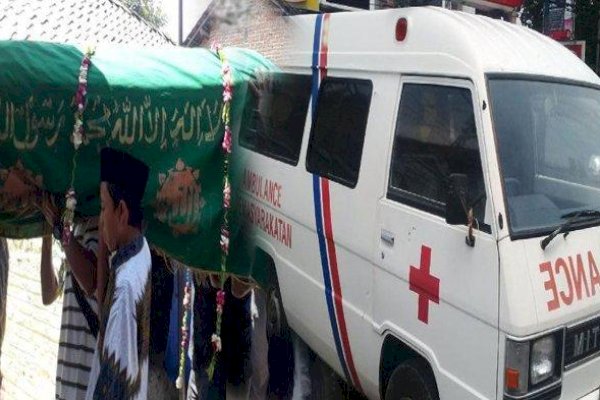Gelap, Mobil Ambulans Pengangkut Jenazah Tersangkut di Atas Trotoar